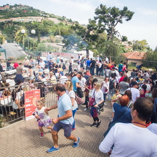 Ospedaletti, “Passeggiando Assaporando” festeggia 20 anni: il 1° maggio torna la passeggiata enogastronomica tra mare e colline