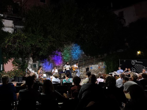 San Bartolomeo al Mare: "Walking Dad", Dario Benedetto e i papà supereroi a 'Parole & Musica alla Rovere' San Bartolomeo al Mare: "Walking Dad", Dario Benedetto e i papà supereroi a 'Parole & Musica alla Rovere'