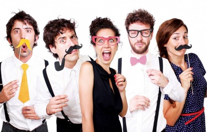 Occhiali e Baffi finti. Tutti pronti per il photo booth? Dall'America la FestIDEA contro la noia