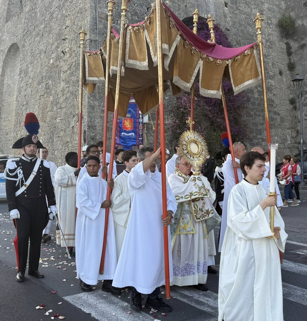 Ventimiglia, santa messa e processione: la comunità celebra il Corpus Domini (Foto e video) Ventimiglia, santa messa e processione: la comunità celebra il Corpus Domini (Foto e video)