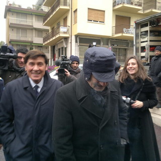 Festival di Sanremo: sotto la pioggia arriva Gianni Morandi ed a breve la presentazione della kermesse