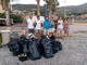 Ventimiglia: i volontari dell'A.S.D. Xxmiglia in SUP al lavoro per ripulire la scogliera alla foce del fiume Roya (foto)