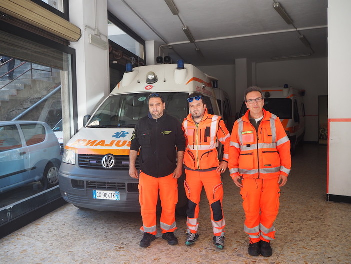 Fabio Fiumara al centro, insieme ad altri due volontari della Croce di San Giovanni Fabio Fiumara al centro, insieme ad altri due volontari della Croce di San Giovanni