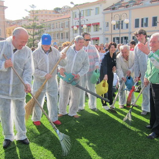 Sanremo: manifestazione in piazza Colombo, lettore risponde sui politici presenti Sanremo: manifestazione in piazza Colombo, lettore risponde sui politici presenti