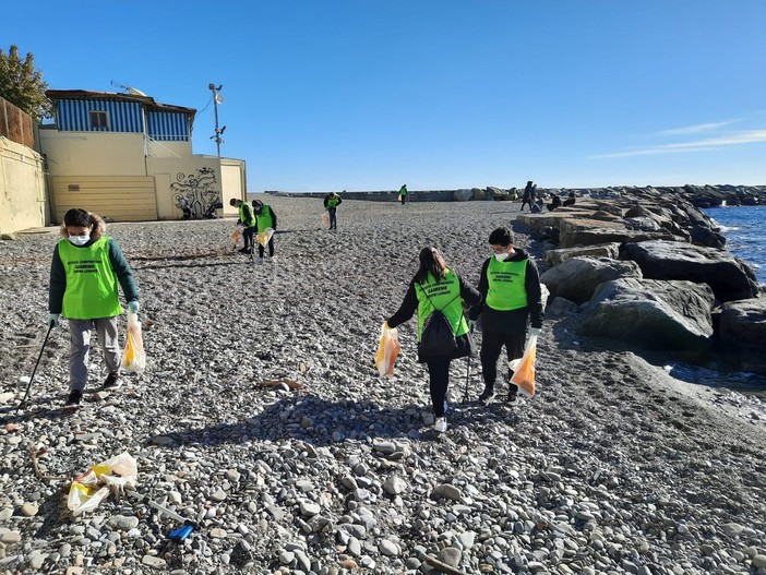 Gli alunni dell'I.C. Sanremo Centro Levante provano il plogging, "Raccolti 100 kg di oggetti abbandonati" Gli alunni dell'I.C. Sanremo Centro Levante provano il plogging, "Raccolti 100 kg di oggetti abbandonati"