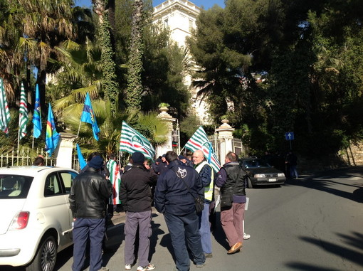 Imperia: questa mattina il presidio dei dipendenti Aimeri davanti alla Prefettura Imperia: questa mattina il presidio dei dipendenti Aimeri davanti alla Prefettura