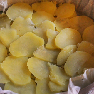 Tradizioni in cucina con Sergio: patate alla sfoglia di nonna Tulina, la ricetta di Corte Tradizioni in cucina con Sergio: patate alla sfoglia di nonna Tulina, la ricetta di Corte