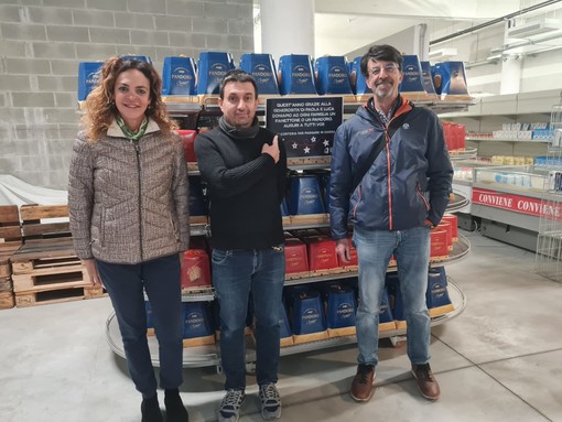 La solidarietà non viene mai a mancare all'Emporio solidale di Sanremo donati panettoni per le famiglie bisognose La solidarietà non viene mai a mancare all'Emporio solidale di Sanremo donati panettoni per le famiglie bisognose