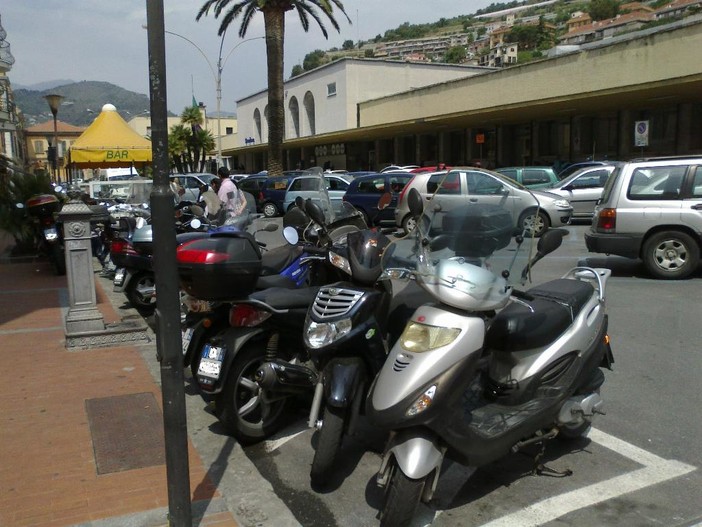 Ventimiglia: in piazza Battisti, più di cento posteggi per gli scooter