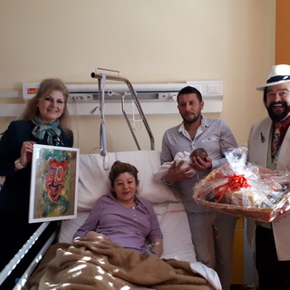 Un cesto di miele con prodotti friulani e un quadro in regalo al primo nato al festival di Sanremo