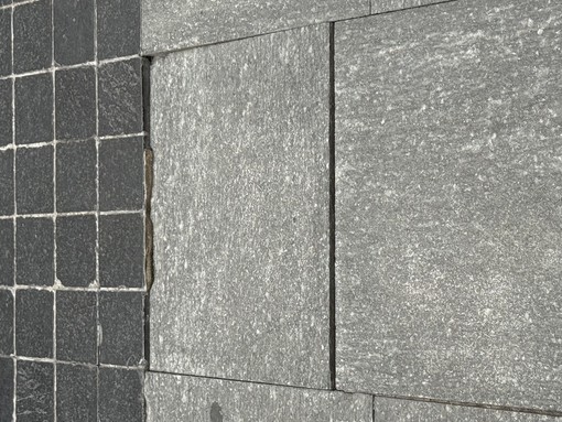 Sanremo, mancata manutenzione urbana in Via Matteotti. Una lettrice: "Da mesindi fronte al numero 39 si trova una piastrella scollata e pericolosa"