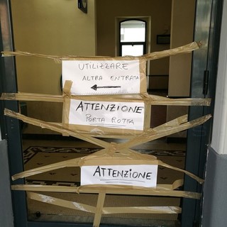 Bordighera: atto vandalico nella città delle palme, rotto il vetro di una porta della stazione (Foto) Bordighera: atto vandalico nella città delle palme, rotto il vetro di una porta della stazione (Foto)