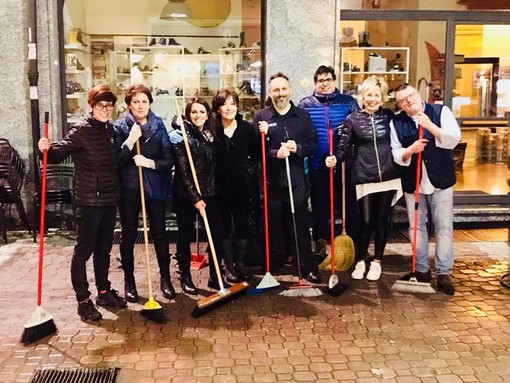 Imperia: pulizie di primavera nel centro di Oneglia, l’iniziativa del comitato ‘Lucinvia’ in previsione di Pasqua (Foto) Imperia: pulizie di primavera nel centro di Oneglia, l’iniziativa del comitato ‘Lucinvia’ in previsione di Pasqua (Foto)