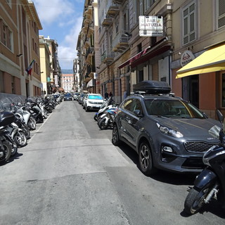 Via Gioberti a Sanremo, parcheggi irregolari e motorini danneggiati: “Serve più attenzione e controllo”