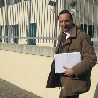 Lunghi mentre esce dalla Capitaneria Lunghi mentre esce dalla Capitaneria