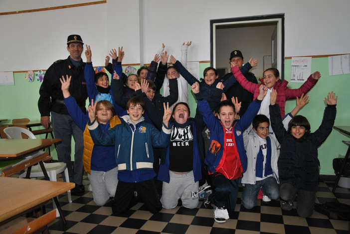 Ventimiglia: lezione della Polizia nelle scuole della città alta ed a Latte Ventimiglia: lezione della Polizia nelle scuole della città alta ed a Latte