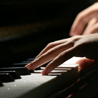 Sanremo, Pierluigi Camicia in concerto a Villa Zirio con “… due Soli e un Universo”