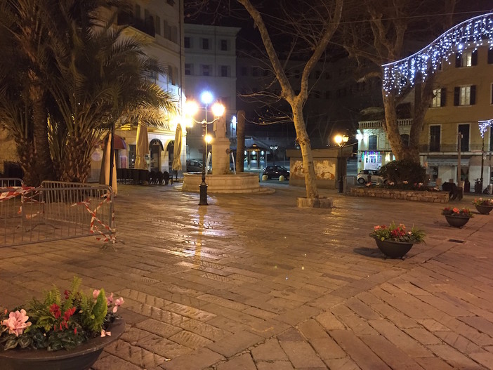 Piazza Siro Carli con le nuove fioriere Piazza Siro Carli con le nuove fioriere