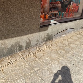 Sanremo: pipì dei cani in centro città, la segnalazione con foto di un lettore