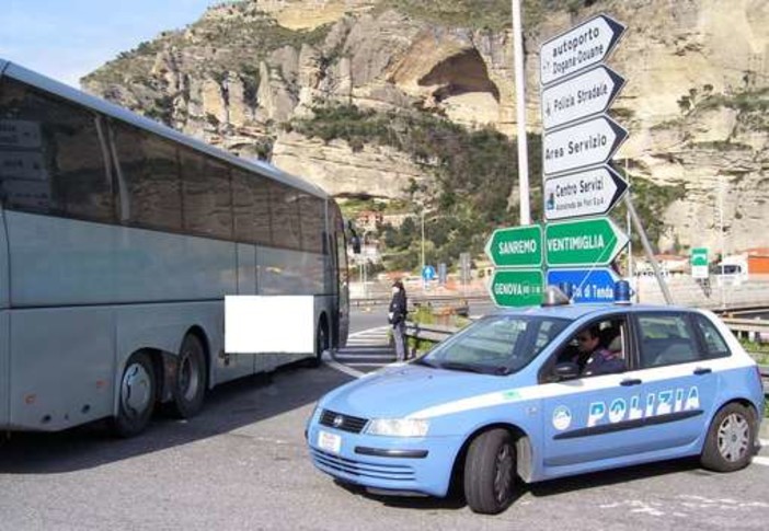 Ventimiglia: 10 clandestini in una Audi A4, arrestato 'passeur' dalla Polizia di Frontiera