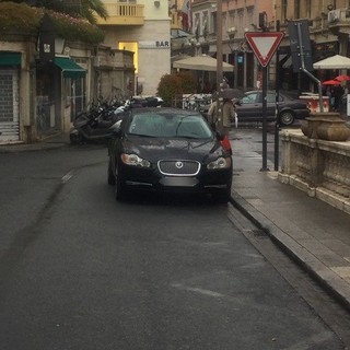 Sanremo: parcheggio selvaggio di fronte al Casinò, la segnalazione con foto di un cittadino