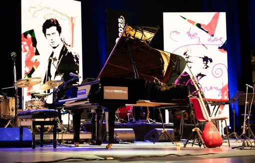 Sanremo: Premio Tenco 2025, la scenografia diventa arte. Litografie d’autore firmate da Zhang Hongmei e Marco Nereo Rotelli