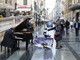 Sanremo: il pianista fuori posto Paolo Zanella passa dai 15 metri d'altezza ad un'esibizione in via Matteotti