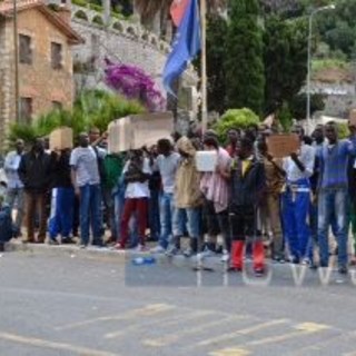 Ventimiglia: un anno fa 39 migranti dettero il via alle prime proteste dei migranti, 365 giorni dopo è cambiato poco Ventimiglia: un anno fa 39 migranti dettero il via alle prime proteste dei migranti, 365 giorni dopo è cambiato poco