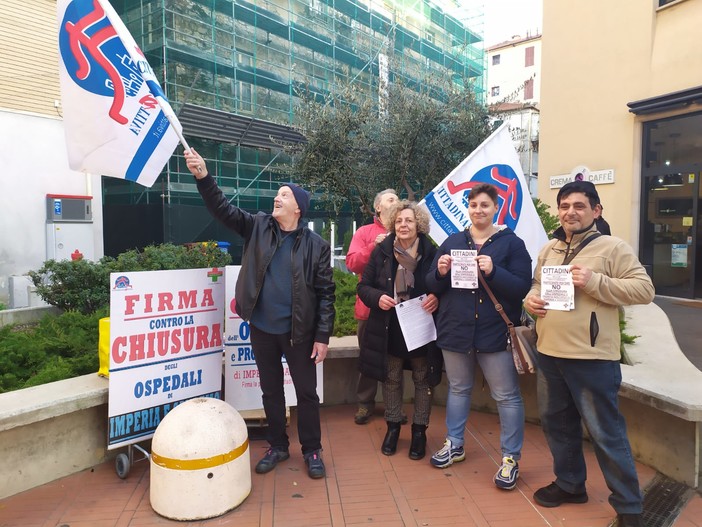 Imperia: presidio di 'Cittadinanza Attiva' contro l'ospedale unico "Raccolte 20mila firme, ma non ci fermeremo" (Video) Imperia: presidio di 'Cittadinanza Attiva' contro l'ospedale unico "Raccolte 20mila firme, ma non ci fermeremo" (Video)