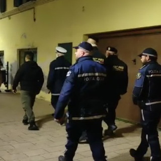Ventimiglia: urla in strada e danneggia un'auto della Municipale con una spranga, tunisino di 30 anni arrestato Ventimiglia: urla in strada e danneggia un'auto della Municipale con una spranga, tunisino di 30 anni arrestato