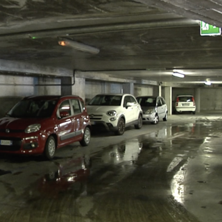 Imperia, parcheggio dell’ex Consorzio agrario allagato. Una utente: “A piedi nudi per raggiungere le auto” (video)