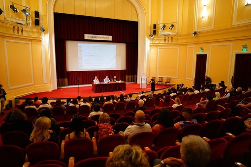 Sanremo, applausi per il direttore de 'LEspresso' Lirio Abbate ai Martedì Letterari