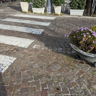 Sanremo, "passaggio pedonale di piazza Colombo termina contro alcune fioriere": la segnalazione