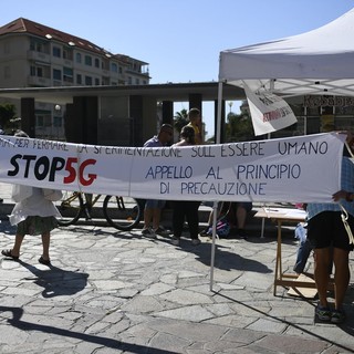 Sanremo: una ventina di attivisti contro il 5G si sono radunati questa mattina in piazza Colombo (foto)