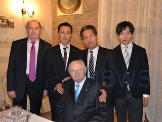 A sinistra Paolo Menghin, seduto, suo padre Olindo e alle spalle i rappresentanti della Donq A sinistra Paolo Menghin, seduto, suo padre Olindo e alle spalle i rappresentanti della Donq
