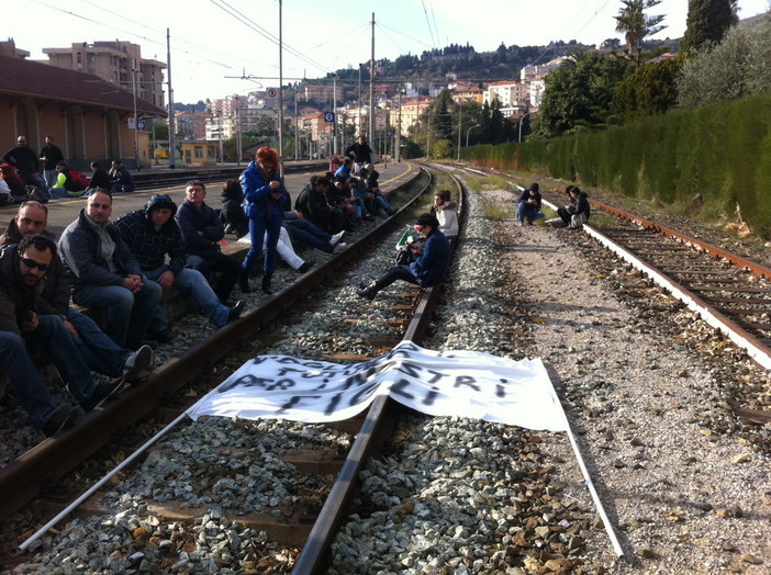 Imperia: dilaga la protesta per 'Fermare l'Italia'. Bloccata la circolazione dei treni e dei mezzi, chiuso il casello autostradale di Imperia Est