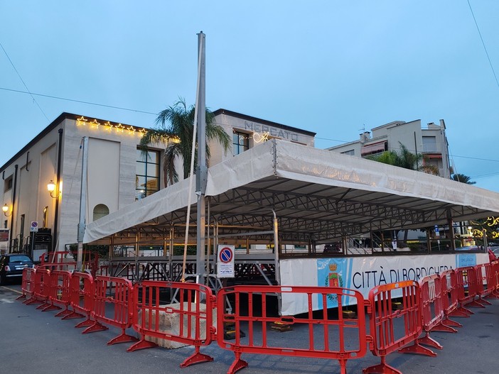 Bordighera si prepara al Capodanno: spunta il palco in piazza Garibaldi (Foto) Bordighera si prepara al Capodanno: spunta il palco in piazza Garibaldi (Foto)
