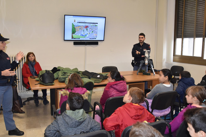 I bambini della scuola primaria di Pontedassio in visita alla Questura di Imperia per diventare 'Poliziotti per un giorno'