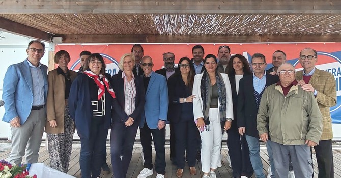 Bordighera Domani si presenta: "Siamo uniti e pronti per amministrare la città" (Foto e video) Bordighera Domani si presenta: "Siamo uniti e pronti per amministrare la città" (Foto e video)