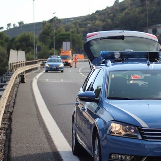 Nascosti nel retro di un tir: migranti scoperti sulla A10 tra Pietra e Borghetto