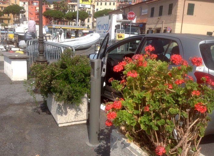 Sanremo: installati raccoglitori per mozziconi di sigaretta, il plauso del 'Consolato del Mare' all'Amministrazione Comunale Sanremo: installati raccoglitori per mozziconi di sigaretta, il plauso del 'Consolato del Mare' all'Amministrazione Comunale