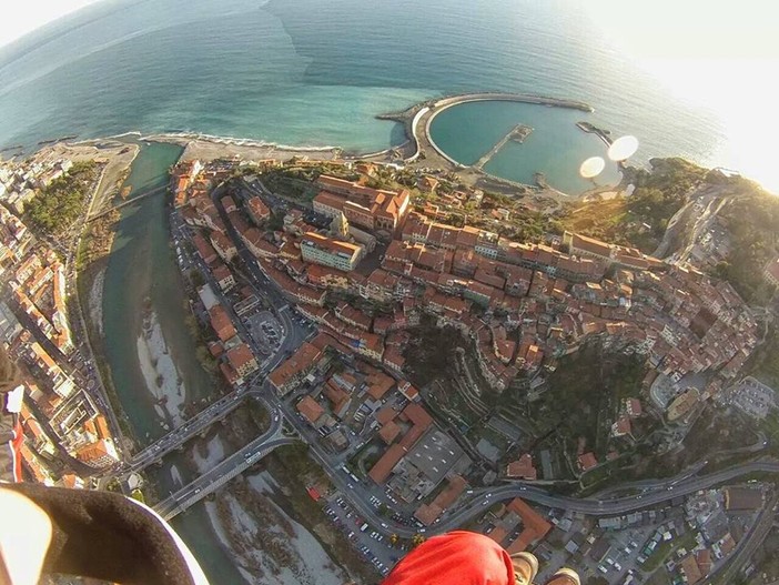 Ospedaletti: allarme per un parapendista 'appeso' ai cavi dell'alta tensione, ma era solo un telo volato via