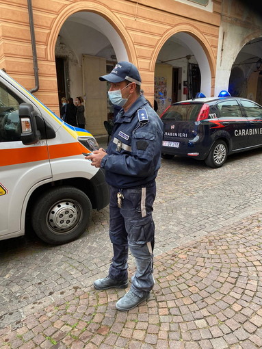 Camporosso: Polizia Locale e vice Sindaco per il principio d'incendio in un'abitazione di Piazza Garibaldi (Foto) Camporosso: Polizia Locale e vice Sindaco per il principio d'incendio in un'abitazione di Piazza Garibaldi (Foto)