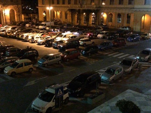 Imperia: dopo il post di Capacci sul parcheggio di via Benza, la situazione non cambia. Ieri sera auto in divieto di sosta in piazza Duomo