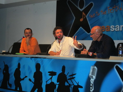Al centro: Paolo Vallesi ospite di Area Sanremo Al centro: Paolo Vallesi ospite di Area Sanremo