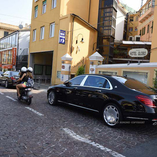 Sanremo: colonna di auto di lusso posteggiate in via Asquasciati, principi arabi impegnati nello shopping in centro Sanremo: colonna di auto di lusso posteggiate in via Asquasciati, principi arabi impegnati nello shopping in centro