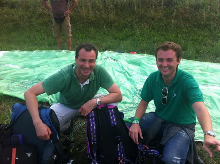 Il Capogruppo della Lega ventimigliese Paroletti 'parapendista' per i simpatizzanti della Lega Il Capogruppo della Lega ventimigliese Paroletti 'parapendista' per i simpatizzanti della Lega