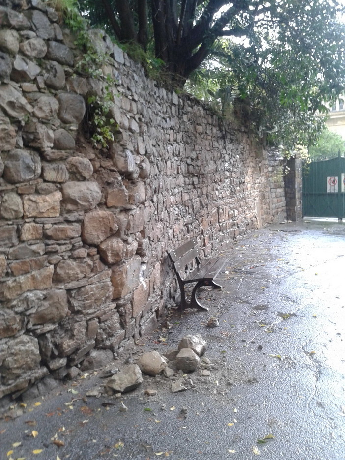 Sanremo: crollato muro sul primo tratto della mulattiera San Pietro, la segnalazione di un lettore Sanremo: crollato muro sul primo tratto della mulattiera San Pietro, la segnalazione di un lettore