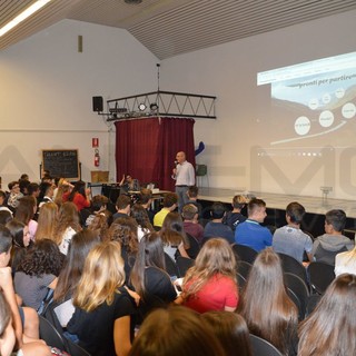 Ventimiglia: aule fredde al Liceo Aprosio, gli studenti minacciano uno sciopero. “A mezzogiorno c’erano 12 gradi, ci siamo fatti venire a prendere dai nostri genitori” Ventimiglia: aule fredde al Liceo Aprosio, gli studenti minacciano uno sciopero. “A mezzogiorno c’erano 12 gradi, ci siamo fatti venire a prendere dai nostri genitori”