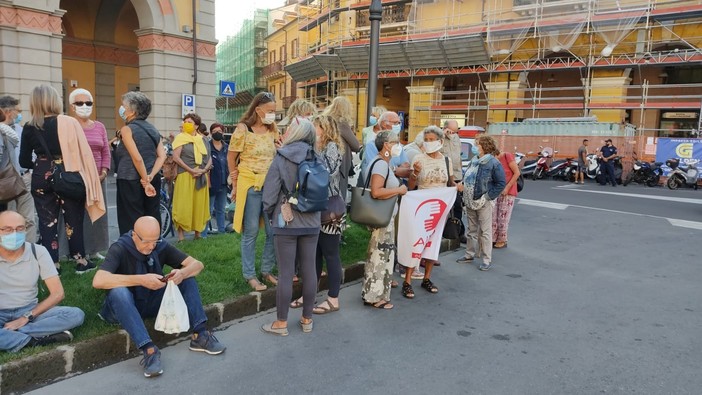 Imperia, "Lo Stato assolve la mafia e condanna Mimmo Lucano": manifestazione di protesta in piazza Dante in sostegno dell'ex sindaco di Riace (foto e video) Imperia, "Lo Stato assolve la mafia e condanna Mimmo Lucano": manifestazione di protesta in piazza Dante in sostegno dell'ex sindaco di Riace (foto e video)